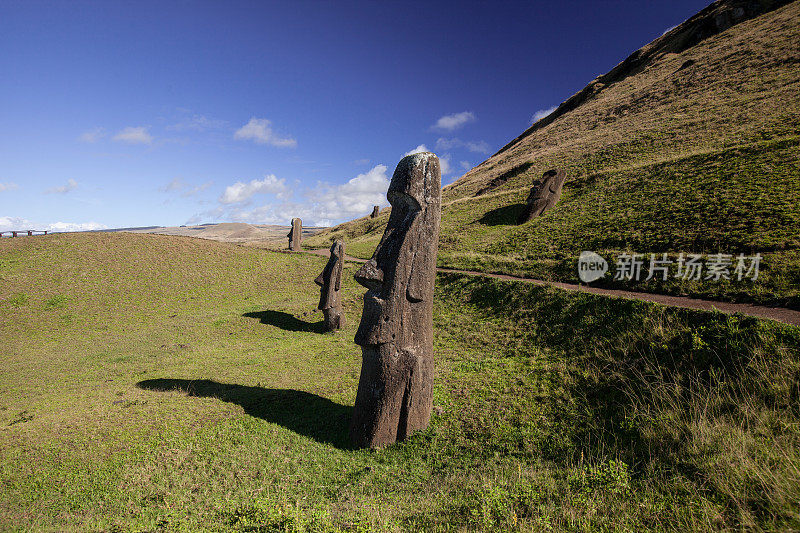 Rano Raraku 上的摩艾石像